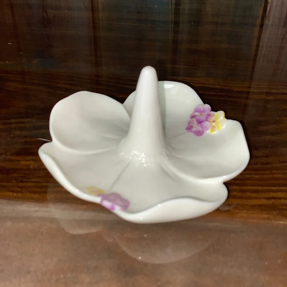 Flower ring holder - Picture 1 of 3